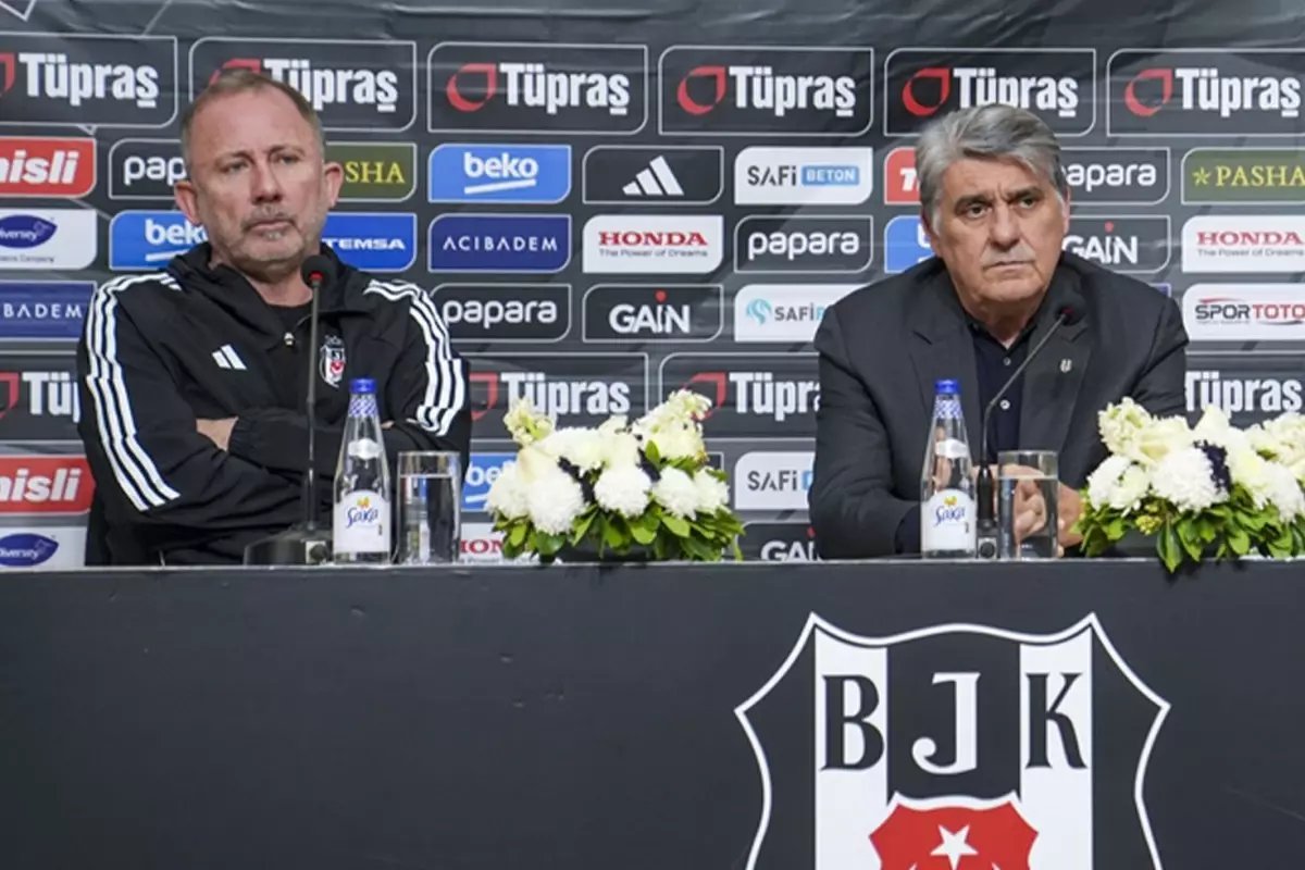 Beşiktaşlı taraftarlardan 'Yönetim İstifa' tezahüratları
