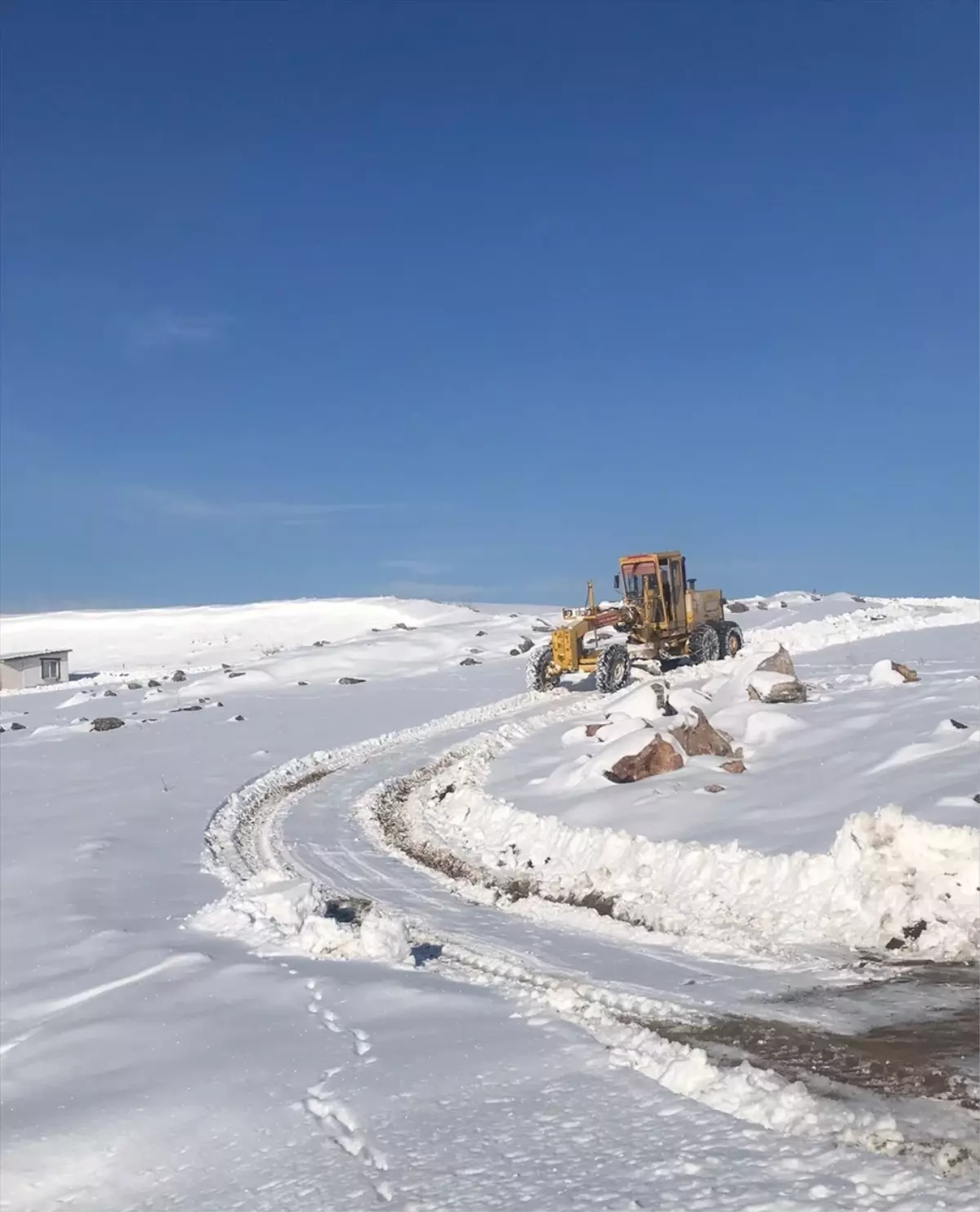 Tokat'ta kar engeline takılan vatandaşlar ekiplerin yardımıyla evlerine ulaştırıldı