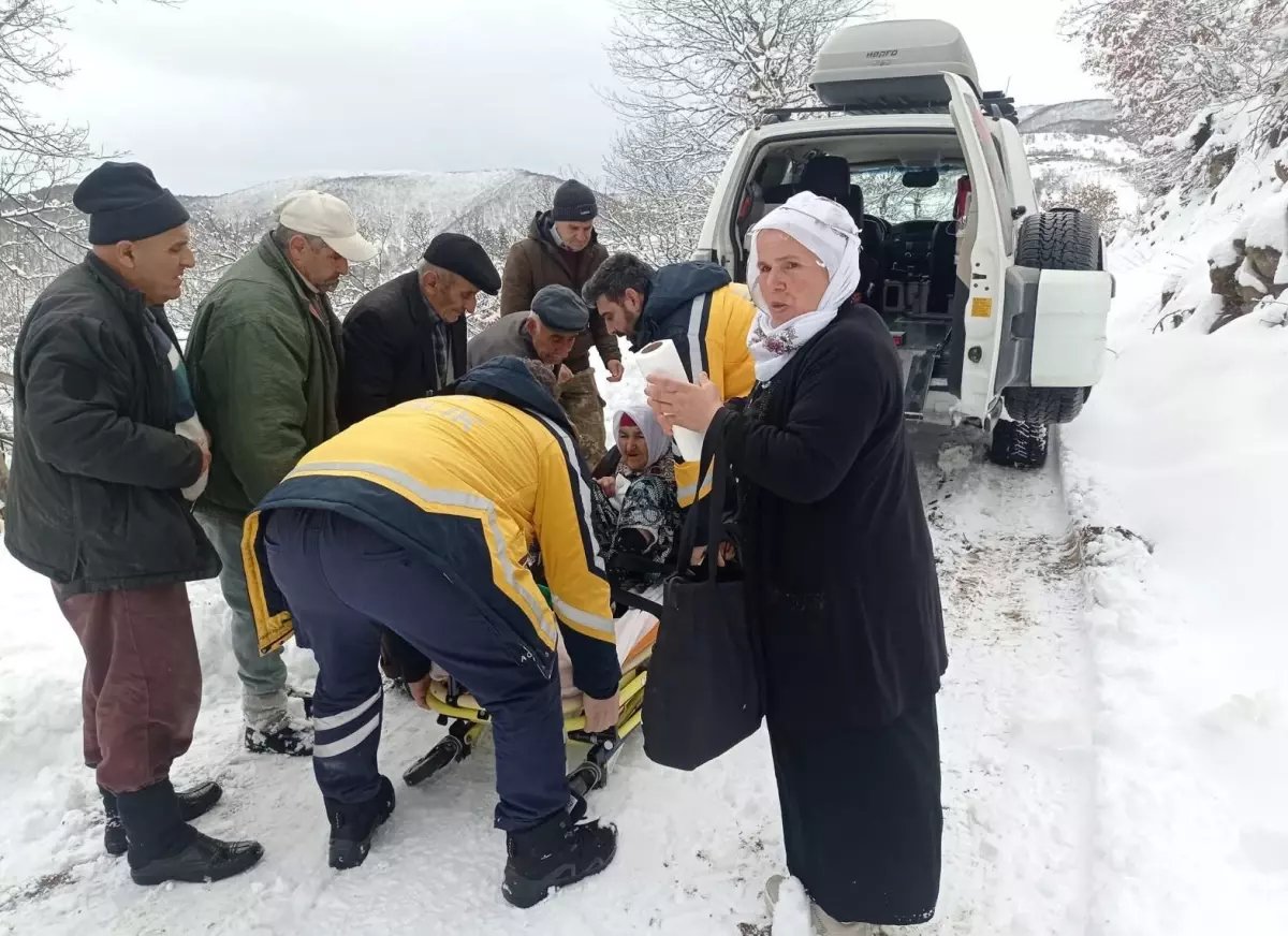Kardan kapanan yol açılıp hastaneye ulaştırıldı