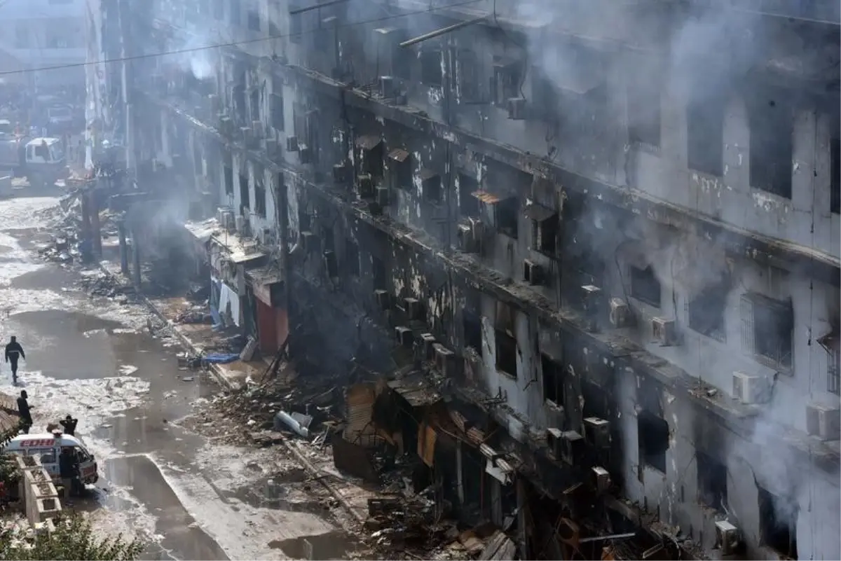 Pakistan'daki yangında hayatını kaybedenlerin sayısı 14'e yükseldi