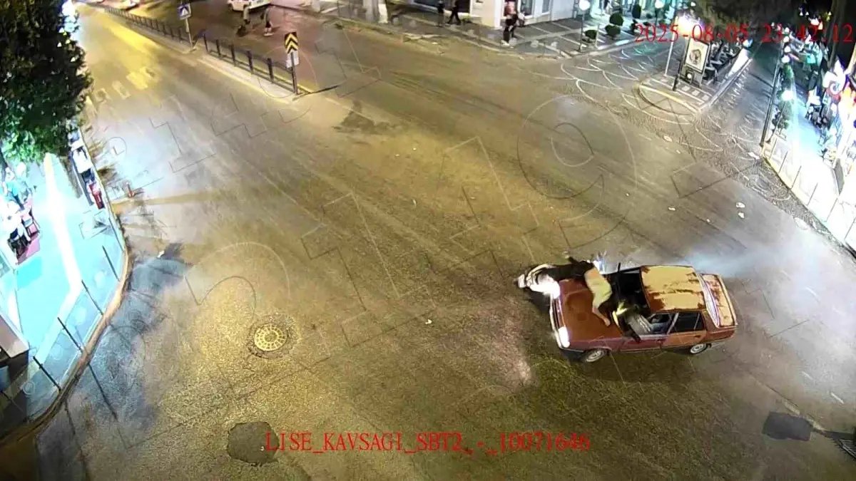 Motosikletli kaputa yapıştı, otomobil motosikletlinin üstünden geçti