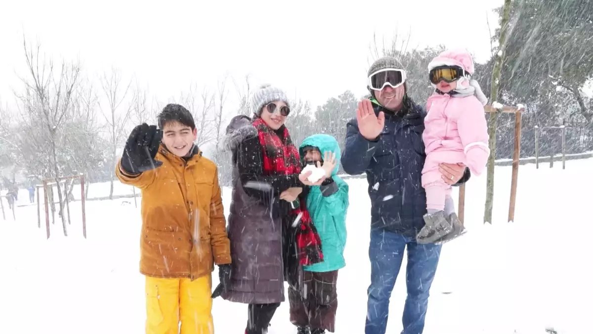 Çamlıca Tepesi beyaza büründü; çocuklar kar yağışının keyfini çıkardı