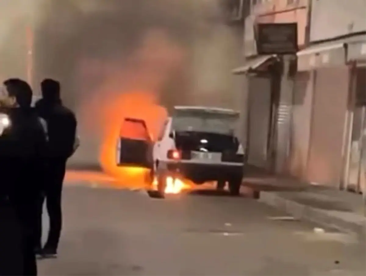 Park halindeki otomobil alev alev yandı