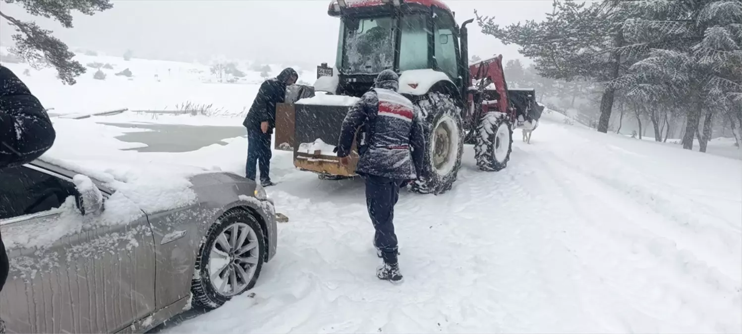 Sakarya'da kar nedeniyle yaylada mahsur kalan 15 araç kurtarıldı