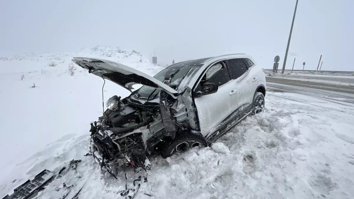 Kayseri'de otomobil refüje çarptı: 3 yaralı