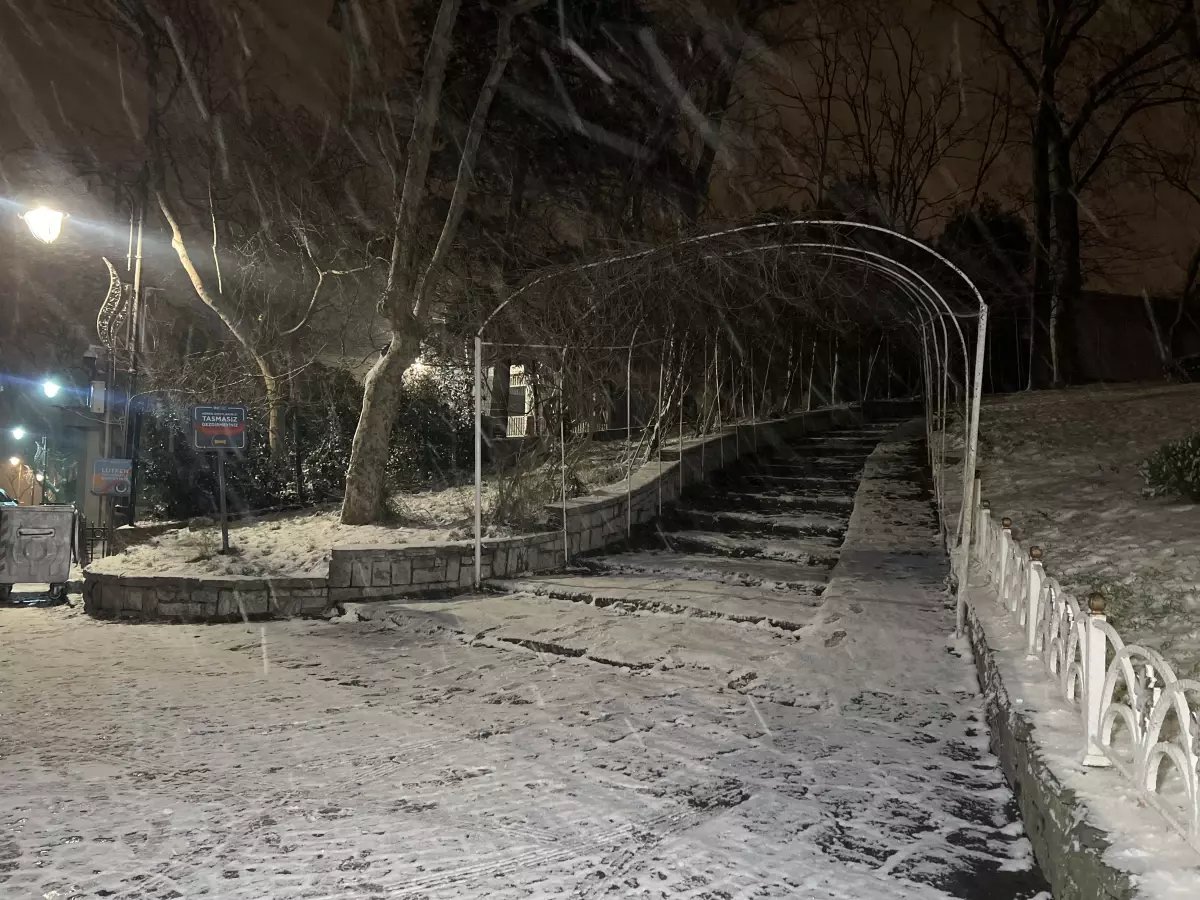 İstanbul'da kar yağışı gece boyunca sürdü