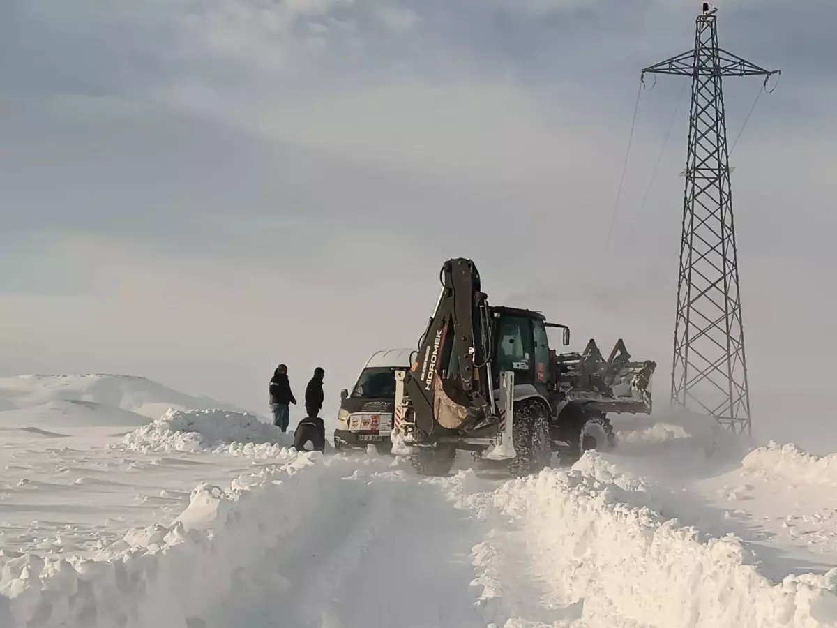 Taşlıçay'da mahsur kalan araçlar kurtarıldı