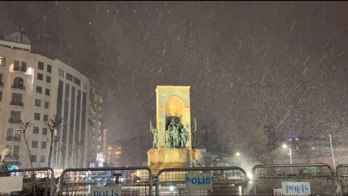 Taksim'de kar yağışı gece saatlerinde etkisini gösterdi