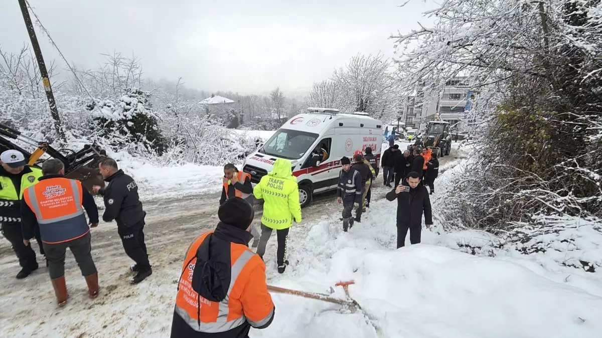 Çöp kamyonu karda kaydı; temizlik işçisi yaralandı