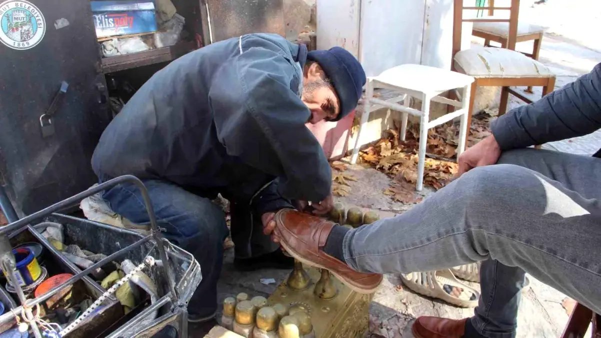 67 yaşındaki ayakkabı boyacısı ekmek mücadelesi veriyor