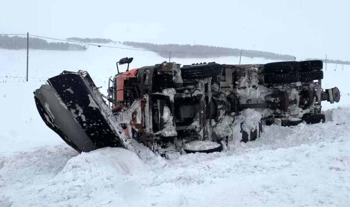 Kar küreme aracı kaza yaptı