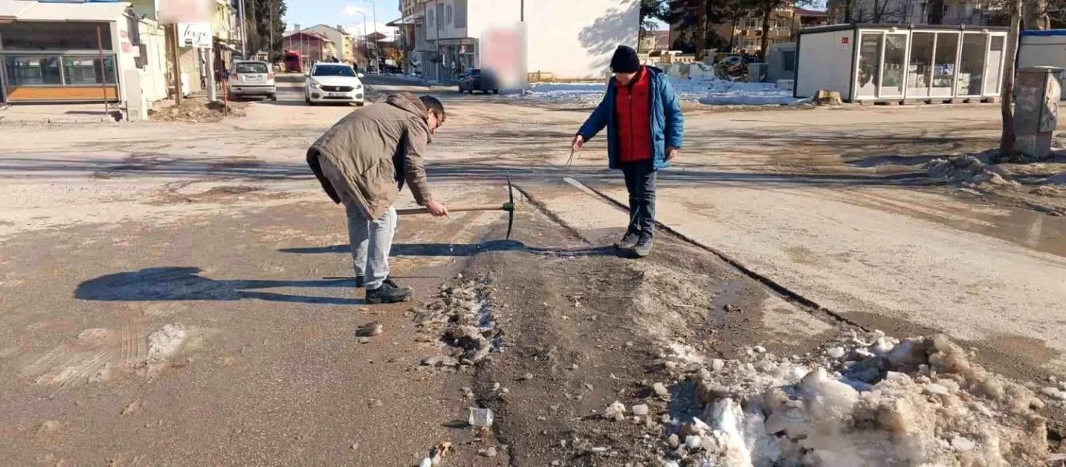 Gölbaşı ilçesinde caddelerdeki karları esnaflar temizledi