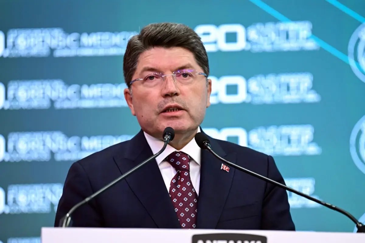 Adalet Bakanı Tunç: Bayrağımıza yönelik alçak girişimle ilgili savcılık soruşturma başlattı