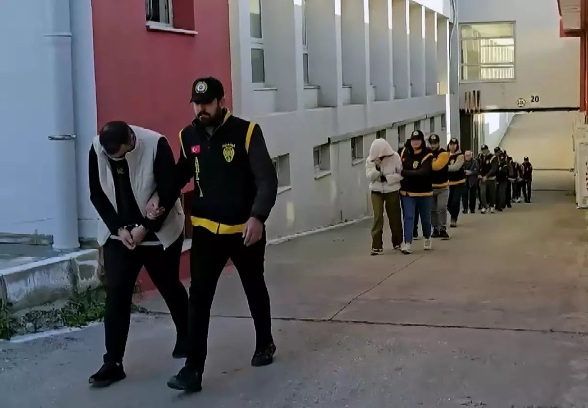 Masaj salonlarına fuhuş operasyonu; 14 tutuklama