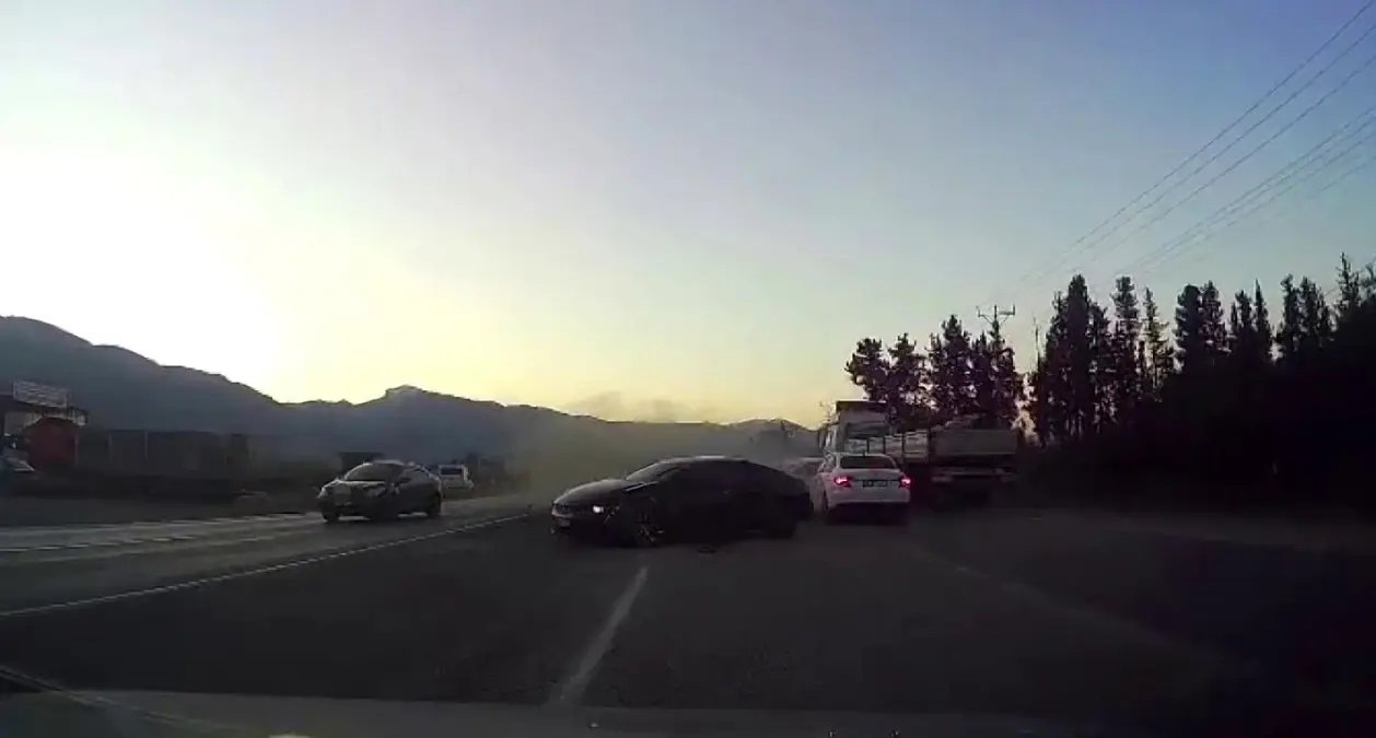 5 aracın karıştığı kaza anbean araç kamerasında