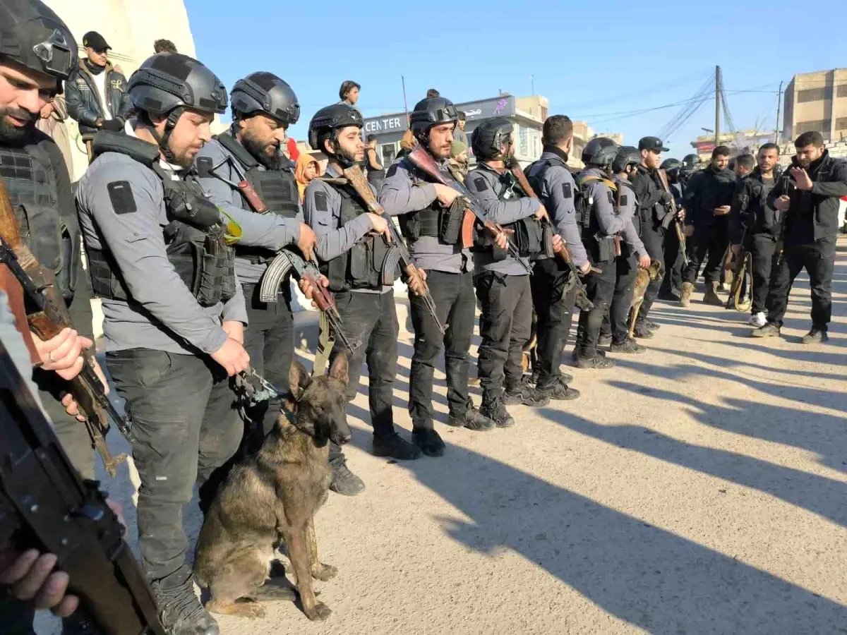 Terörden temizlenen Rakka'da özel eğitimli köpeklerle bomba arama çalışmaları