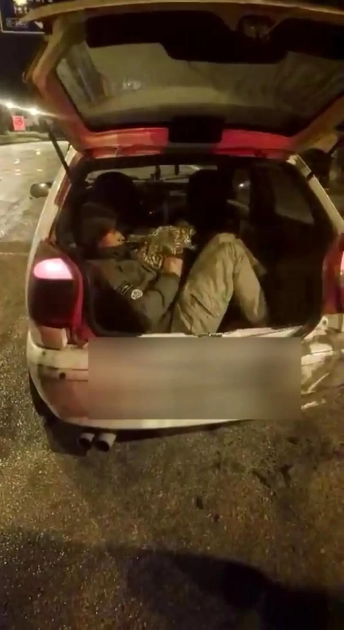 Amasya'da durdurulan otomobilden 5 kaçak göçmen çıktı