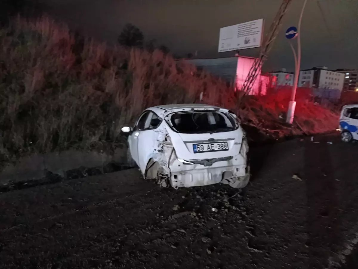 Tekirdağ'da park halindeki polis aracına çarpan otomobildeki 2 kişi yaralandı