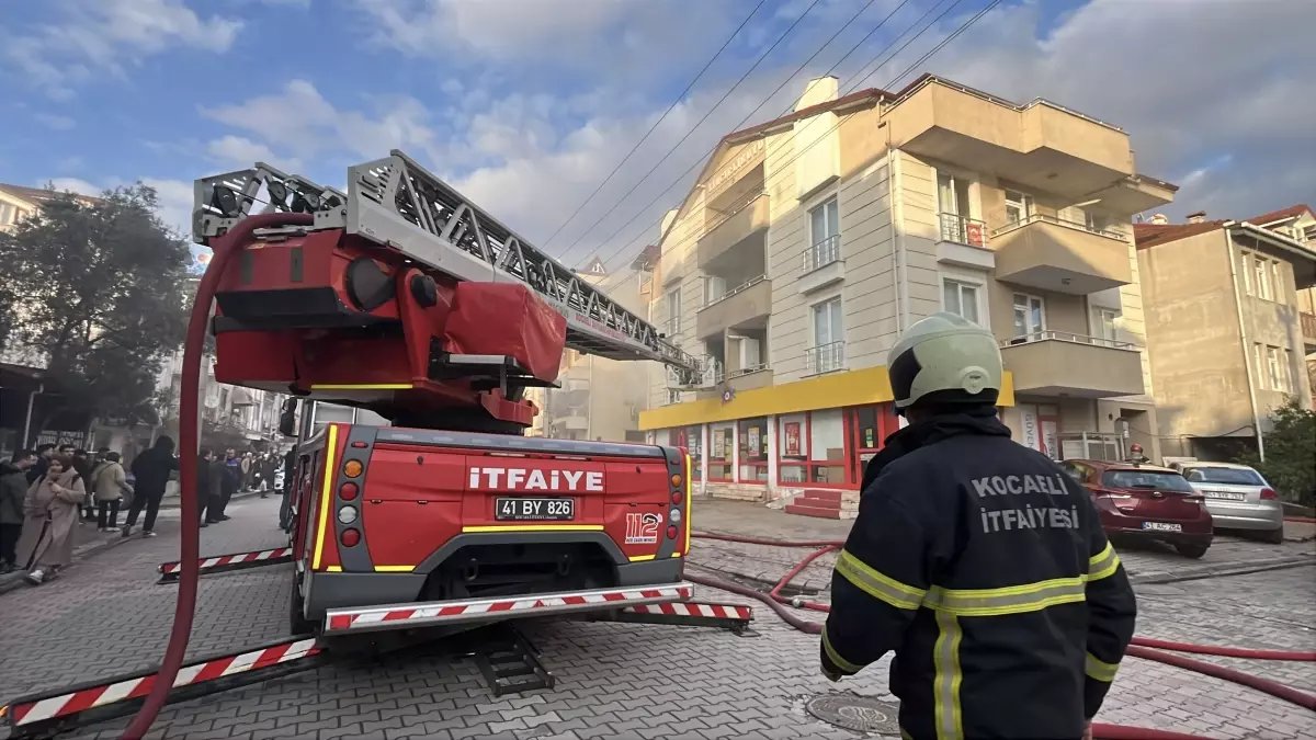 İzmit'te Apartmanda Yangın: 1'i Çocuk 5 Kişi Dumandan Etkilendi
