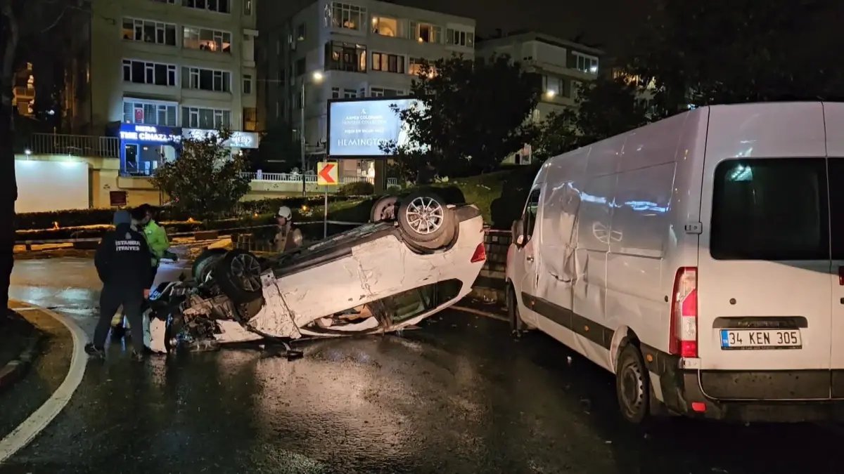 Beşiktaş'ta minibüse çarpan otomobil takla atarak caddeye uçtu; 2 yaralı