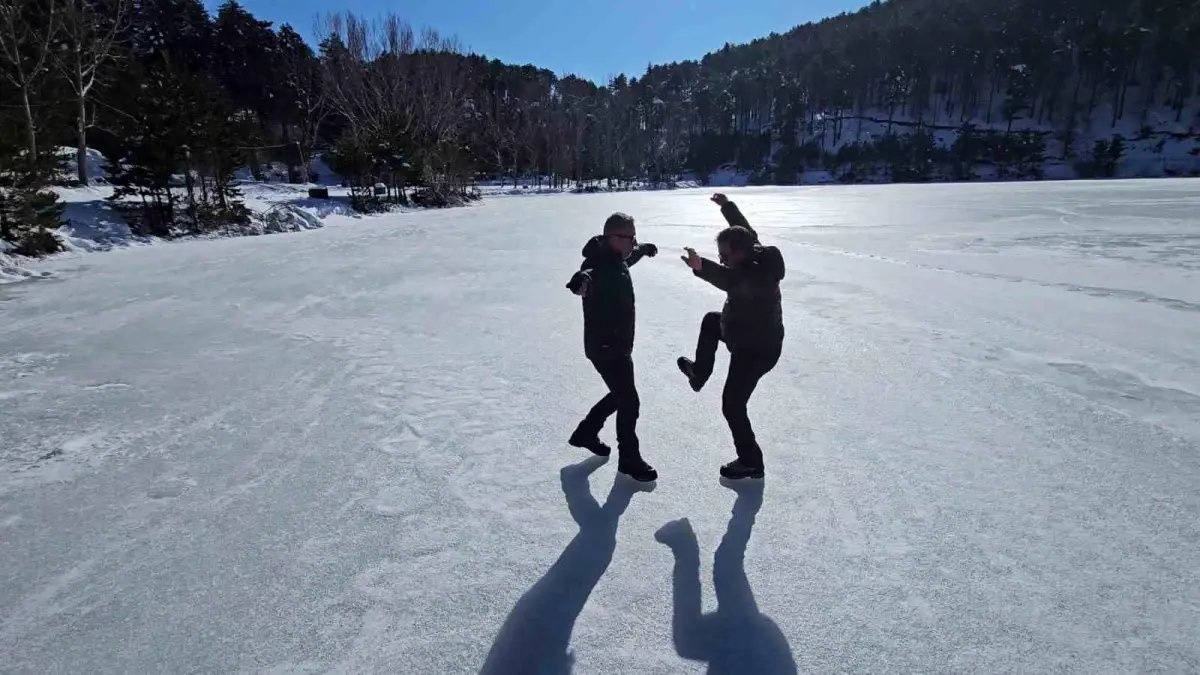Üzerinde çökertme oynadığı, buzu kesip suya girdi