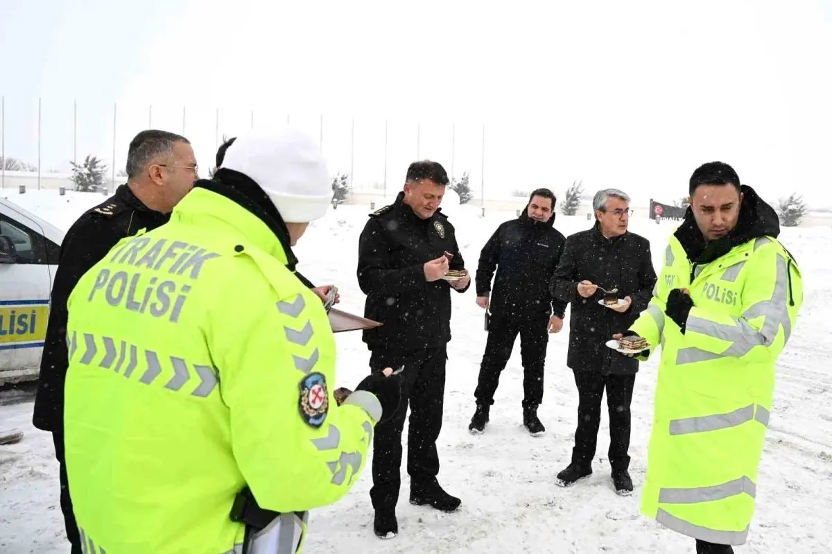 Erzincan Emniyet Müdürü Baybaba'dan kar mesaisindeki personele ziyaret