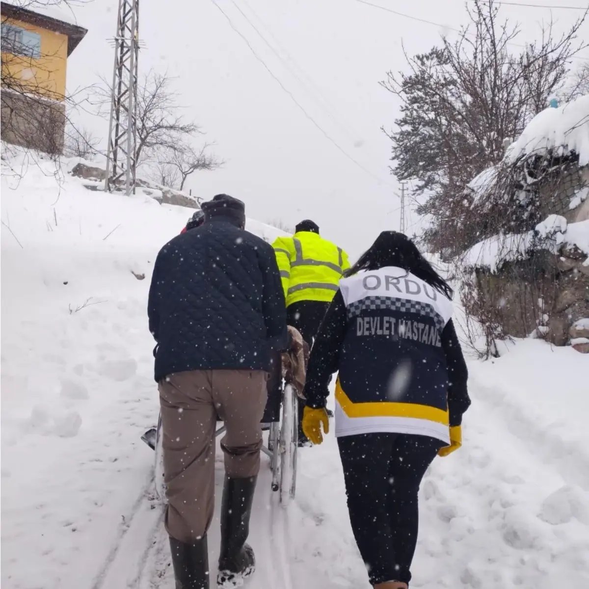 Yolu kardan kapanan mahallede rahatsızlaşan vatandaş, hastaneye ulaştırıldı