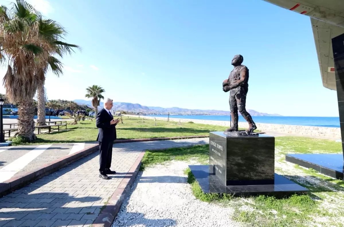 Bakan Bolat, KKTC'de şehit Yüzbaşı Cengiz Topel'in anıtını ziyaret etti