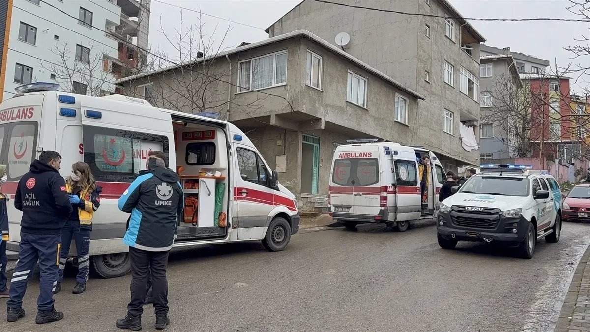 Sultanbeyli'de bir binada çıkan yangında 12 kişi dumandan etkilendi