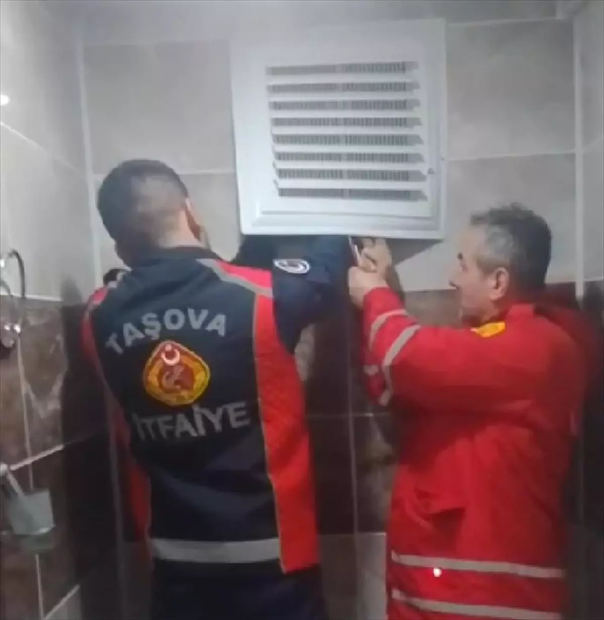 Amasya'da apartman boşluğunda mahsur kalan kargayı itfaiye kurtardı