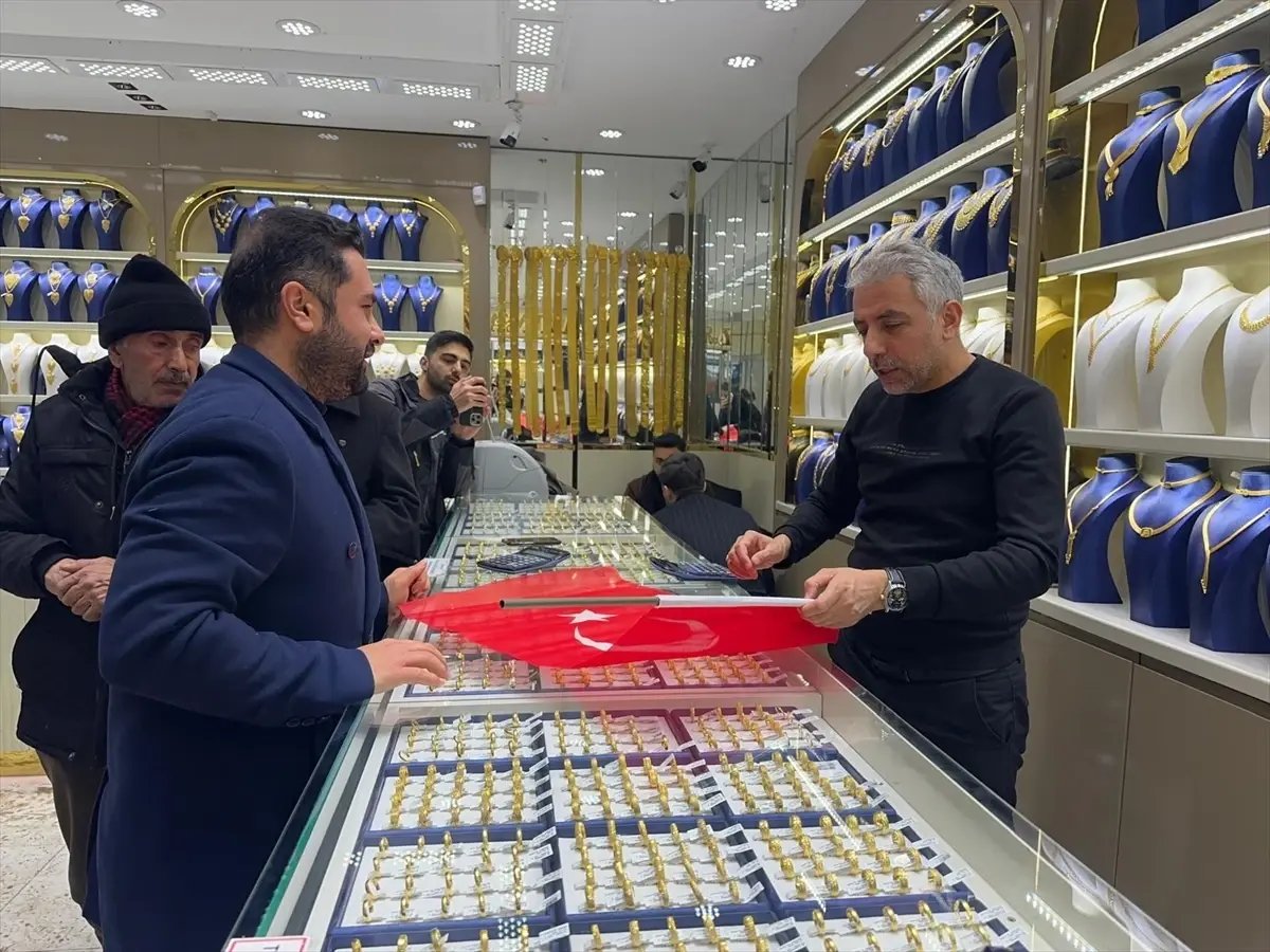 Van'da AK Parti Gençlik Kolları üyeleri esnafa Türk bayrağı hediye etti