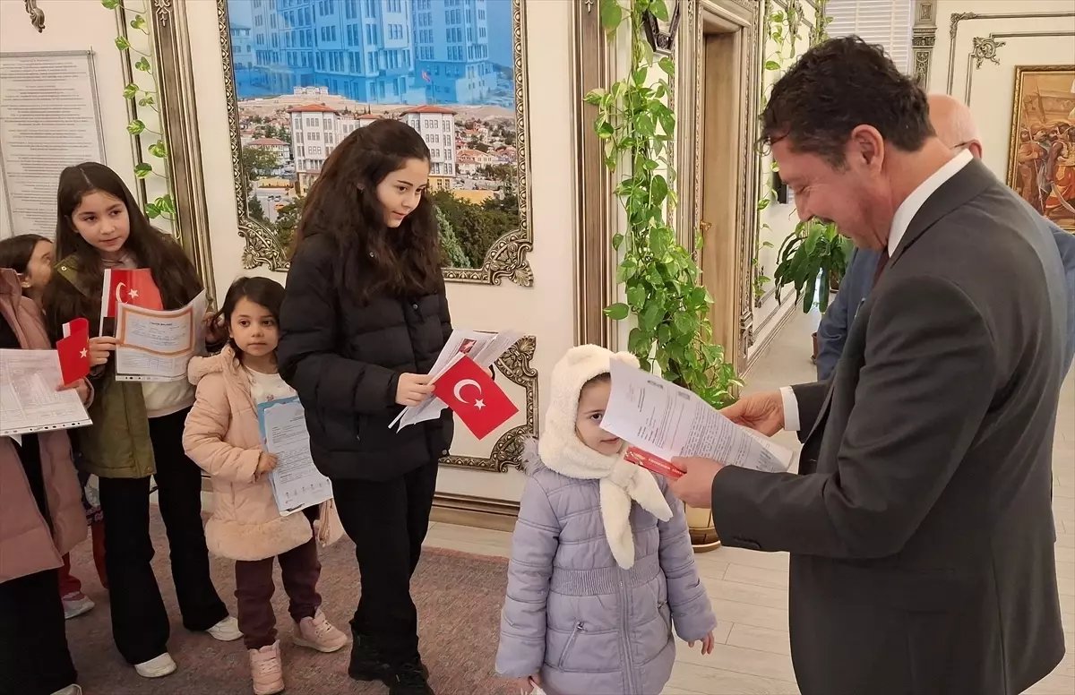 Beypazarı Belediyesinden çocuklara karne hediyesi