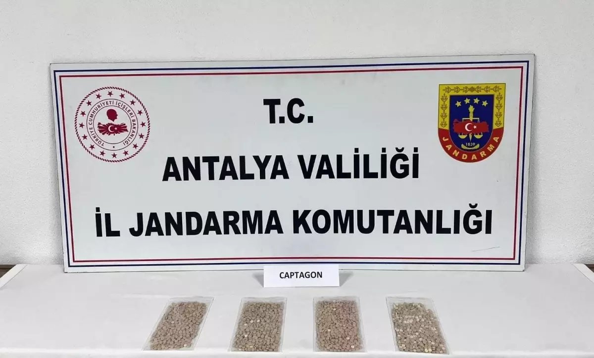 Antalya'da 6 bin 56 adet uyuşturucu hap ele geçirildi