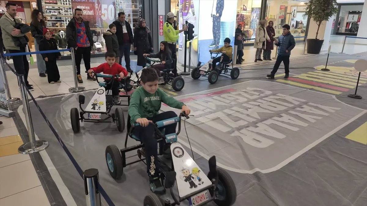 Kütahya'da öğrenci ve velilere uygulamalı trafik eğitimi