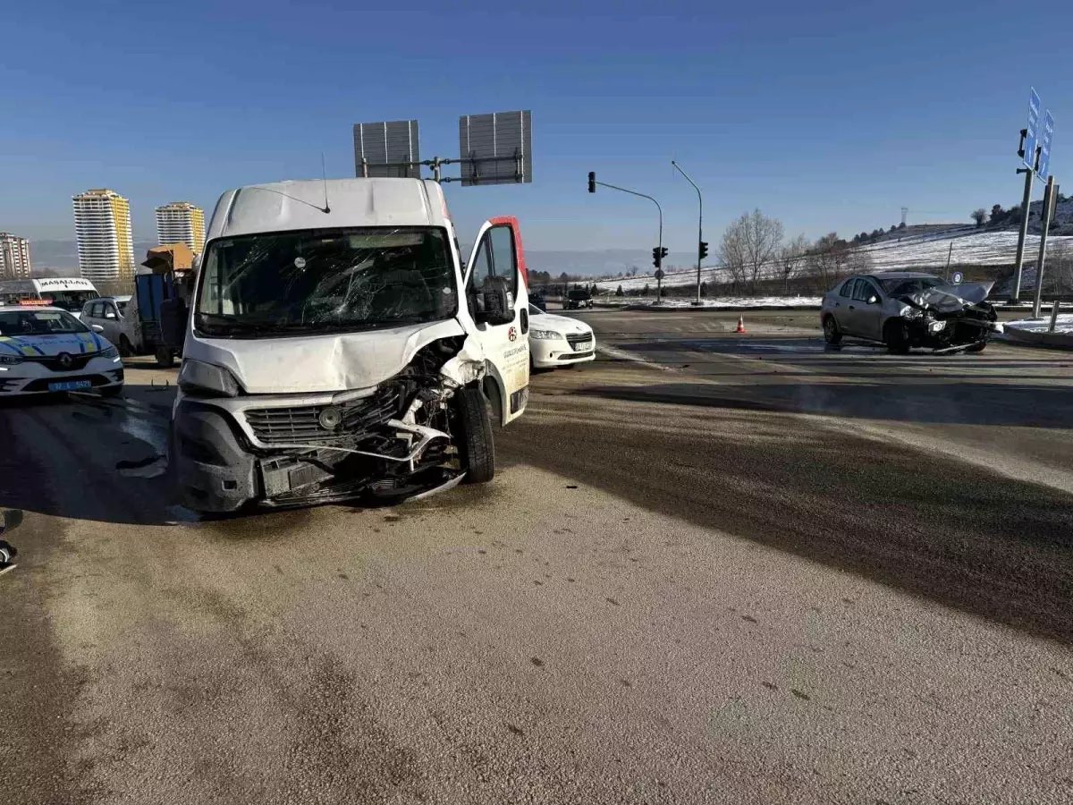 Kastamonu'da minibüs ile otomobil çarpıştı: 1 yaralı