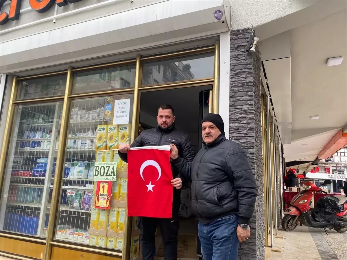 Bilecik'te esnaf ve vatandaşa Türk Bayrağı dağıtıldı