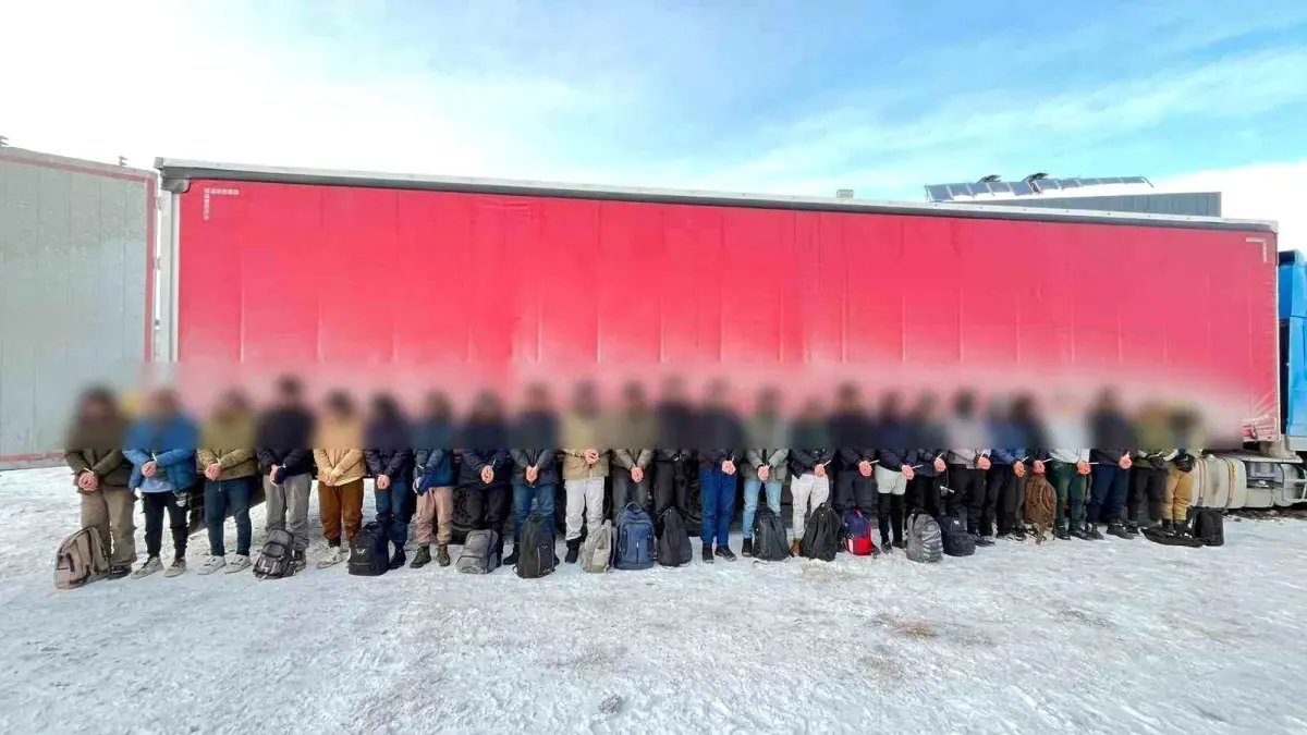 Sivas'ta tır dorsesine gizlenen 25 kaçak göçmen yakalandı