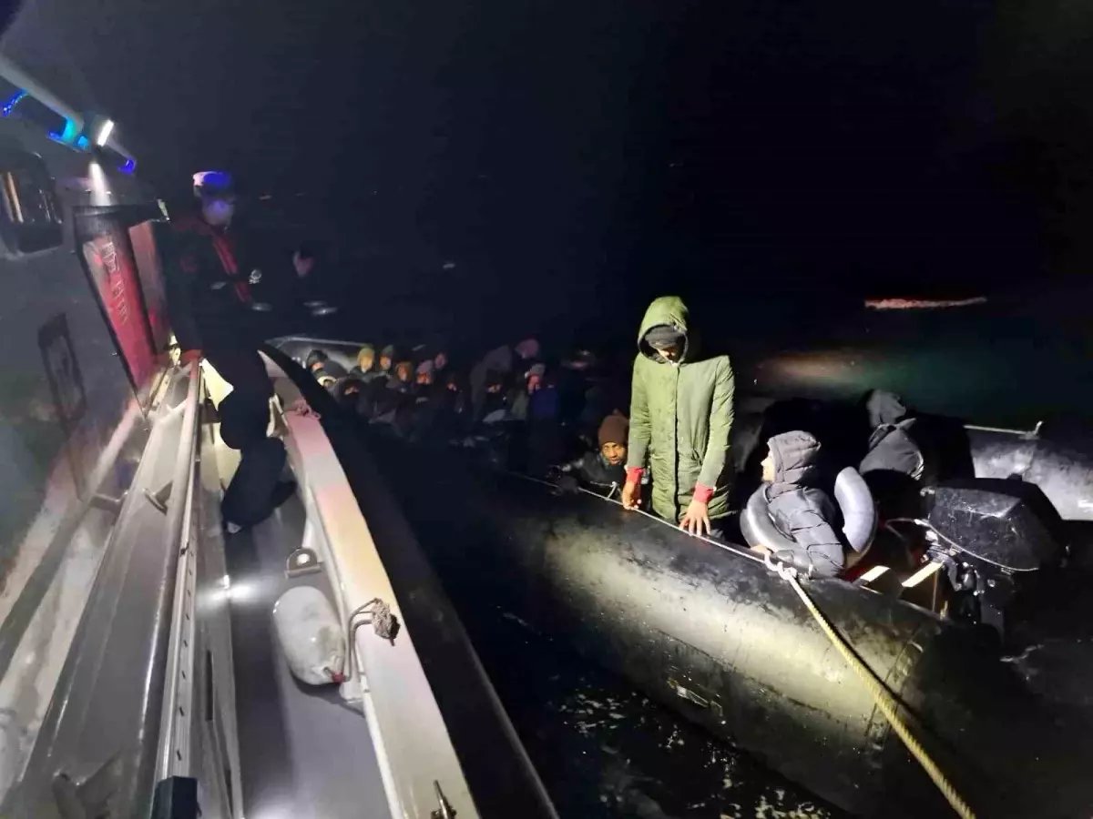 Balıkesir açıklarında 3'ü çocuk 29 göçmen yakalandı