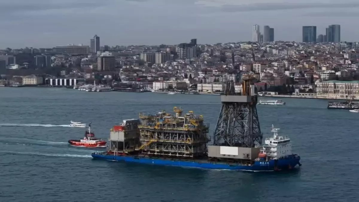 Sondaj gemisinin kulesini taşıyan gemi İstanbul Boğazı'ndan geçiyor