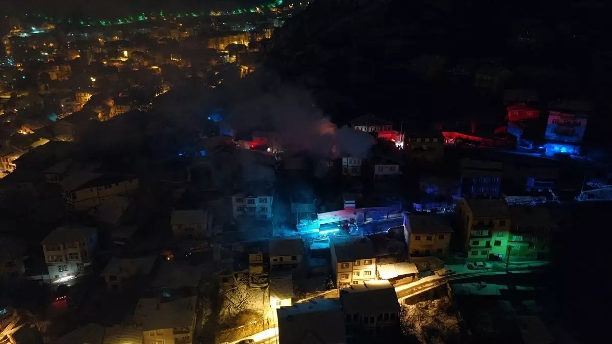 Kastamonu'da tarihi konakta çıkan yangın iki eve sıçradı