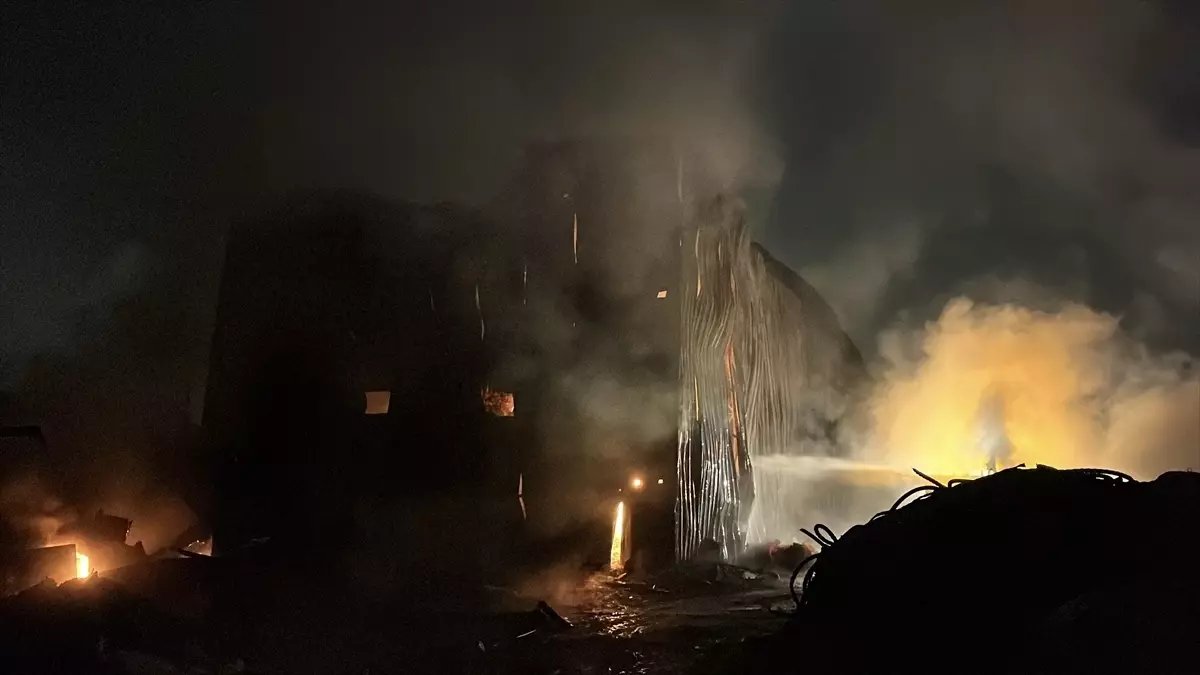 Kocaeli'de plastik atık deposunda çıkan yangın söndürüldü