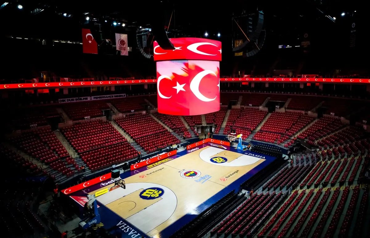 Fenerbahçe, Kosner Baskonia maçı öncesi salonu Türk bayraklarıyla süsledi