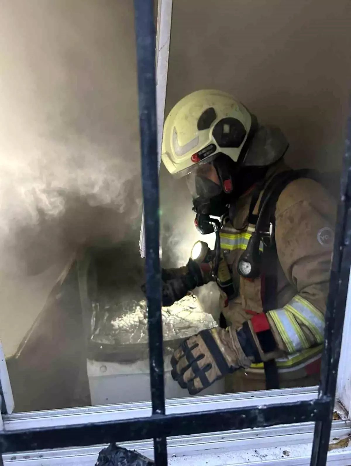 İskenderun'da yangında dumandan etkilenen vatandaşı itfaiye kurtardı