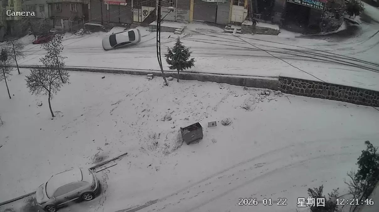 Otomobilin duvara çarpıp devrildiği kaza kamerada