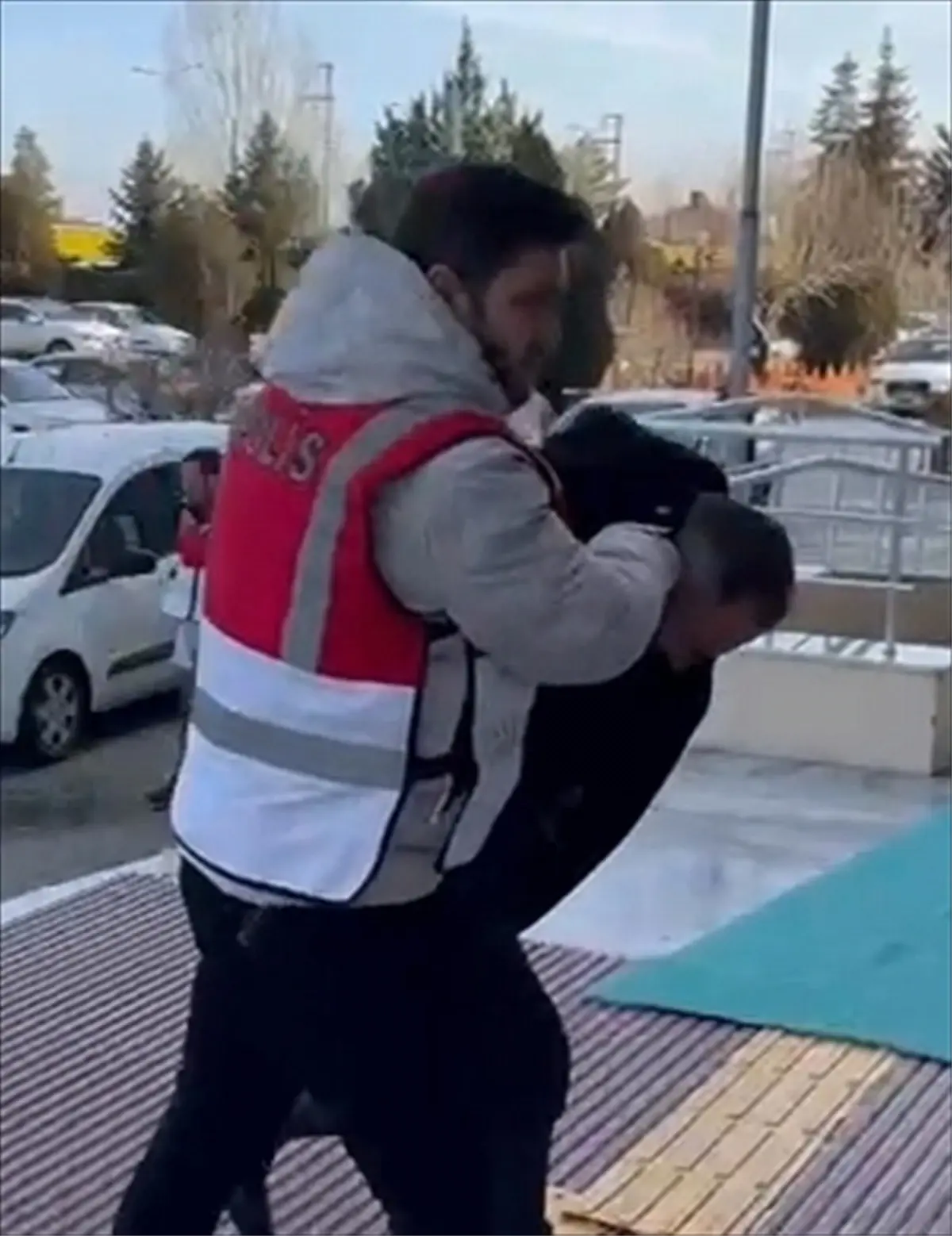 Konya'da akaryakıt istasyonunu silahla soyan zanlılardan 2'si tutuklandı