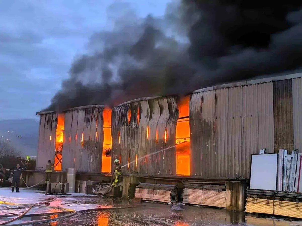 Lastik deposunda çıkan yangın kontrol altına alındı