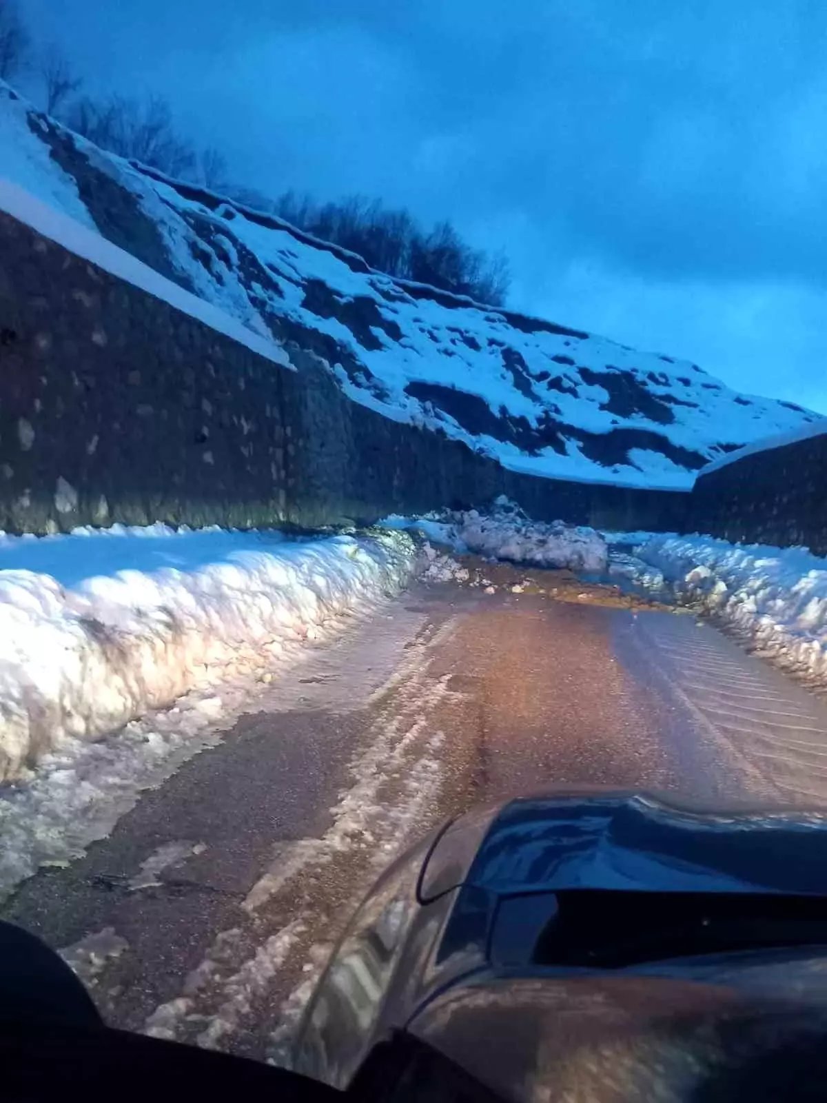 Türkeli'de heyelan: Köy grup yolu ulaşıma kapandı