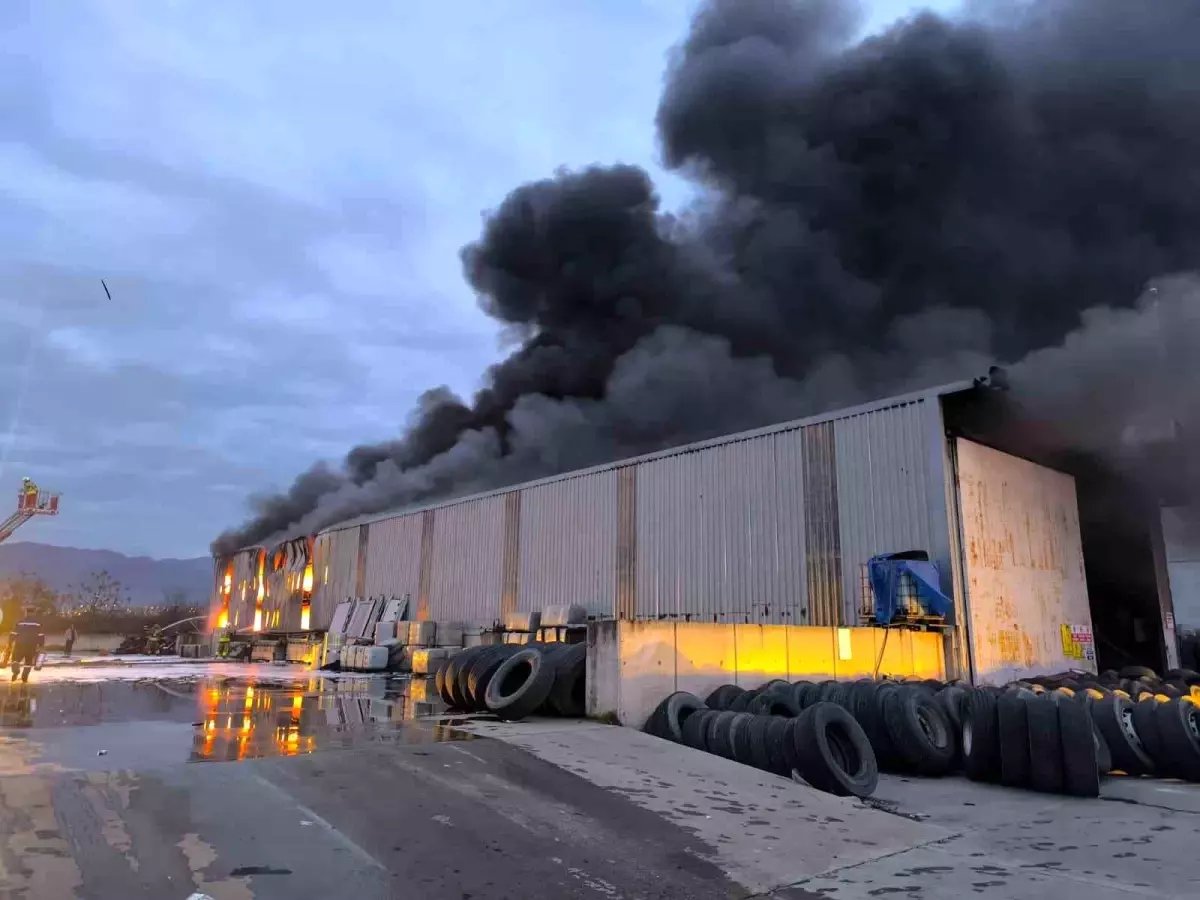 Lastik deposu alevlere teslim oldu