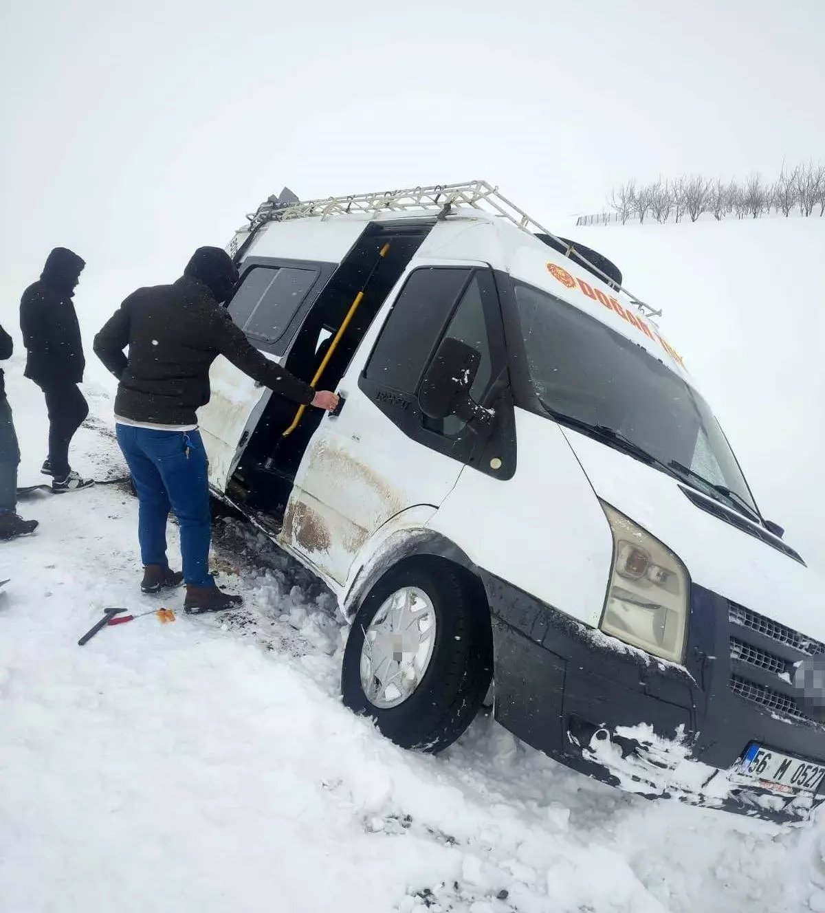 Siirt Özel İdare ekipleri hem yolları açıyor, hem de hastaları sağlık ekiplerine ulaştırıyor