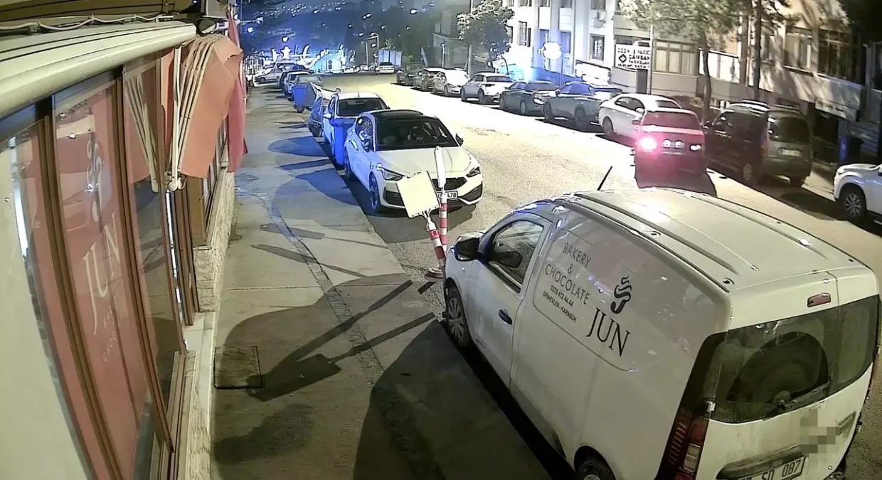 Alkollü sürücü park halindeki 5 araca çarpıp kaçtı